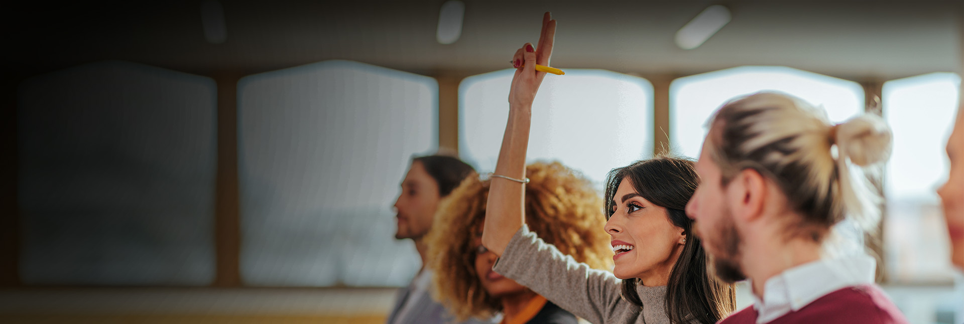 Femme blonde qui sourit avec un homme en arrière plan