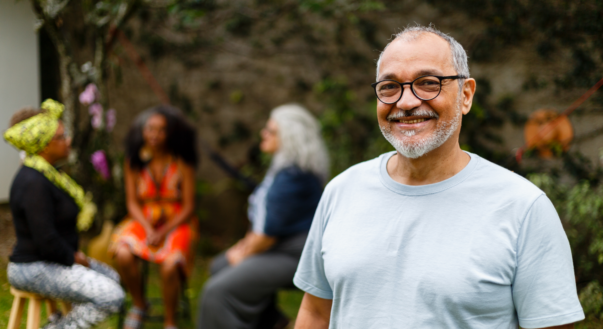 Image d’un homme avec des lunettes qui sourit 